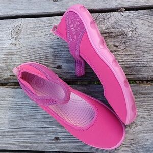 Crocs neoprene slingback shoes. Pink. Size j4.